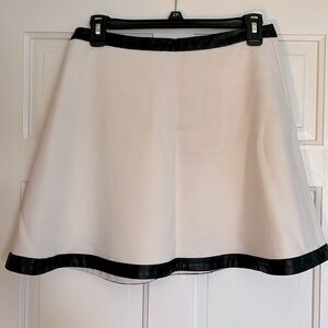 Banana Republic Winter White A-line Mini w/ Faux leather Trim Sz 4
